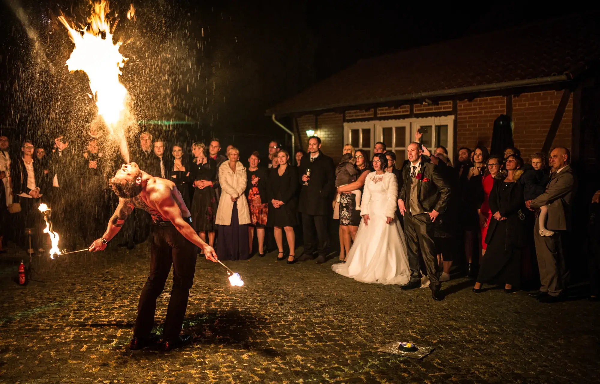 Feuershow vor Gästen bei einer Veranstaltung